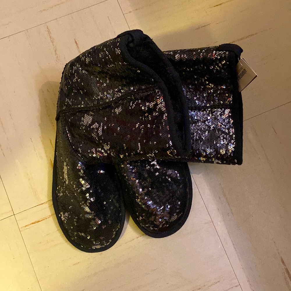 I am selling a size ten sequinned Aeropostale boots.